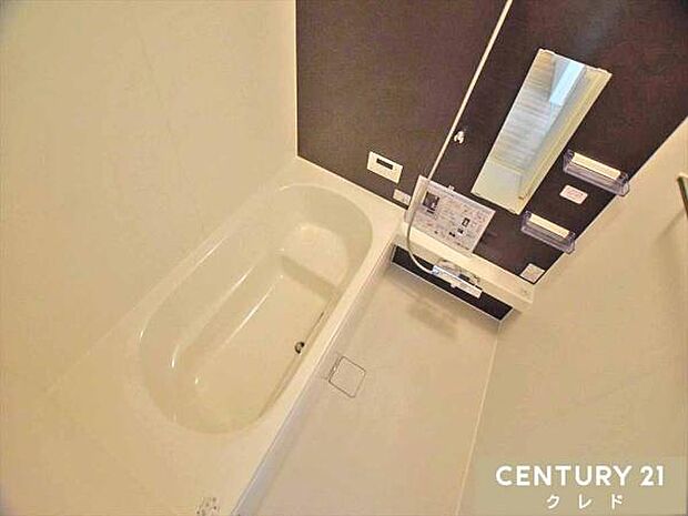 ゆったり浸かれる一坪タイプのユニットバス。節水もできるベンチタイプなのでお子様との入浴時も安心。ゆったりと半身浴を楽しむこともできます。