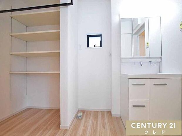 使い勝手の良い三面鏡洗面台！横には可動棚と室内物干しが付いています。家事効率と快適さを両立した、現代の暮らしに寄り添う空間です。