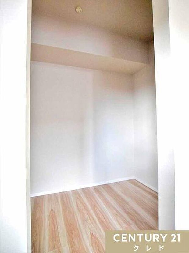 【ウォークインクローゼット】洋室8.1帖と8.6帖にWICがあります。衣類はもちろん、大きな生活用品までスッキリ収納でき、住空間を広く使うことができます。