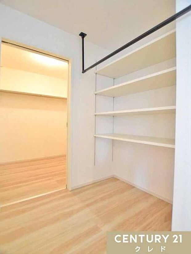 【シェアクローク】洗面室と廊下からアクセス可能です。タオルなどのリネン類はもちろん、家族の衣類をまとめて管理できます。