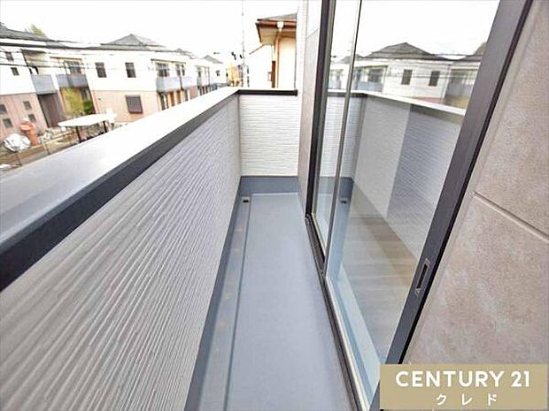 2面にバルコニーを設けています。洗濯物も乾かしやすく、家事時短にもつながります。お部屋にも明るい光を届けてくれますね。