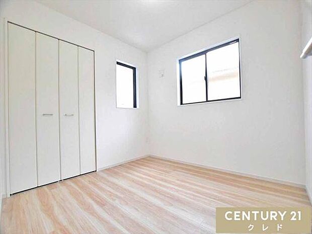 【洋室4.8帖】どのインテリアにも馴染みやすく白基調の内装で、自分らしい空間造りが楽しめます。お掃除しやすい全室フローリング仕様。