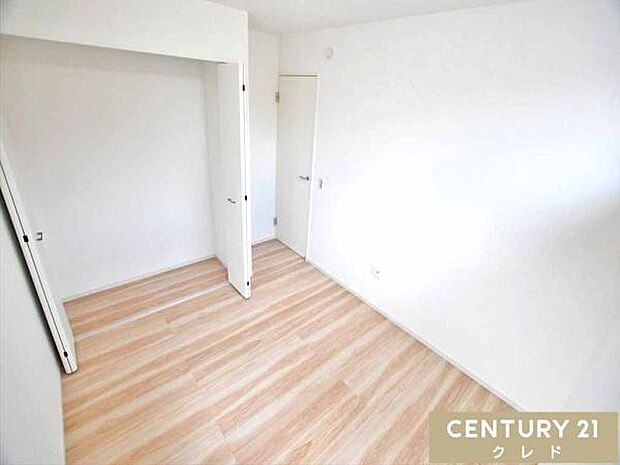 【洋室5.2帖】シンプルながらも収納を備え、勉強机もベッドも無理なく配置できる使い勝手の良い空間。子供部屋にもおすすめです！