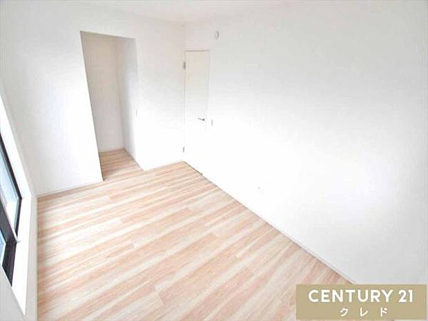 【洋室8.1帖　WIC付】広々とした洋室は、ゆとりあるレイアウトが叶う空間。WIC付きで衣類や荷物をすっきり収納でき、お部屋の広さをそのまま活かせます。