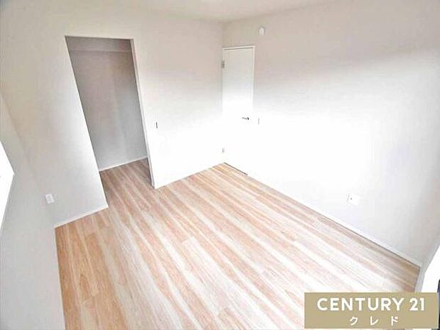 【洋室8.6帖　WIC付】南向きバルコニーに面した明るく開放的な空間で、毎日の生活がより快適に。全室2面採光で風通しも良好！