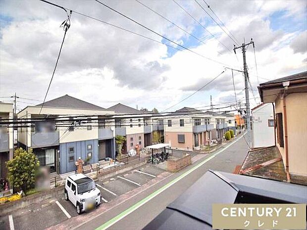 バルコニーからの眺望です。見晴らしが良く、心地よい陽光と爽やかな風が吹き抜ける空間で天気の良い日には心をリフレッシュできますね。