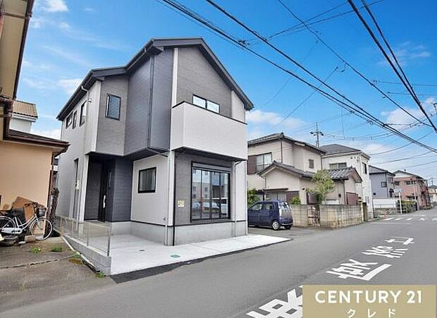 周辺にはスーパーなどの商業施設に加え、教育機関も充実。子育て世帯にも嬉しい、便利で安心な住環境が整っています。