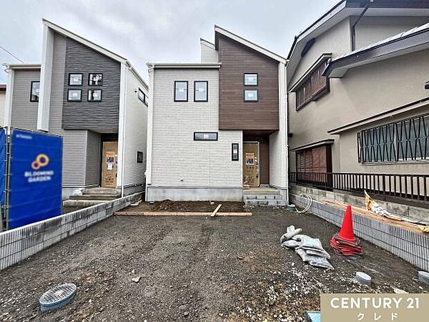 全棟カースペース2台分確保。大きな車をお持ちの方や共働きの御夫婦にも嬉しい余裕のある広さです。