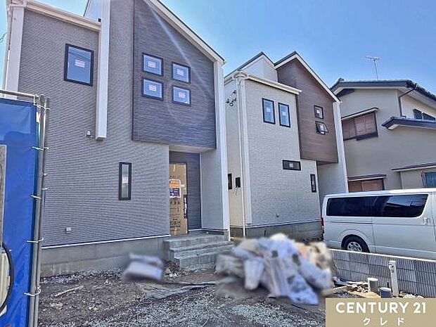 玄関にはドアが付いていました。室内では壁紙、床材、設備機器取り付けなど、室内の細かい作業を行っています。