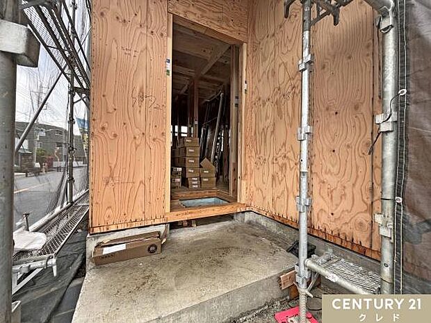 柱や梁などのお家の主要な部分が組まれ、段々とお家の形が出来上がってきました。