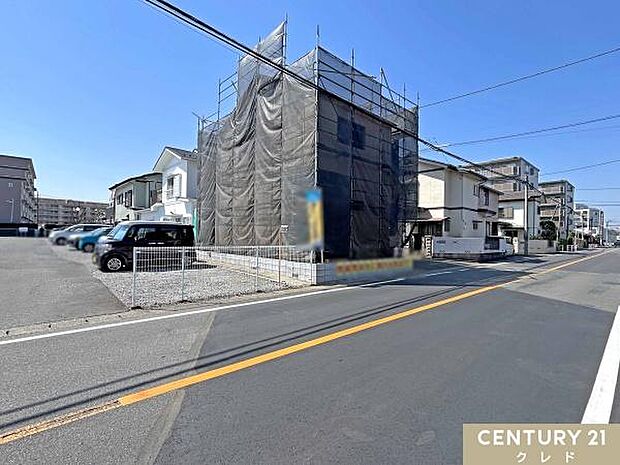 外壁工事中で、足場とメッシュシートで建物全体が覆われています。完成まで随時お写真を更新いたします。