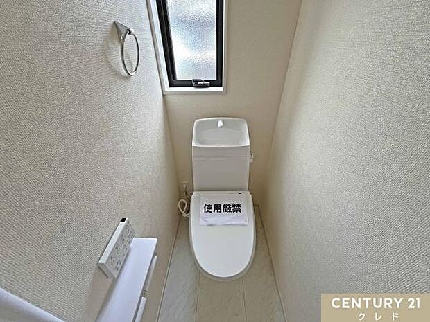 肌への負担に配慮し、快適な生活をサポートする温水洗浄機能付きトイレ。1、2階の各階に窓が付いているので換気もしやすいです。