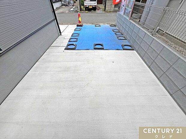 L字に2台駐車可能なカースペース。複数台をお持ちの方も安心！急な来客時にも役立ちます。前面道路は幅員5ｍあり、出し入れもスムーズ。