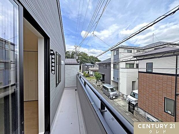 バルコニーからの眺望です。晴れた日には青空と心地よい風に包まれながら、ゆったりとした時間を過ごせます。