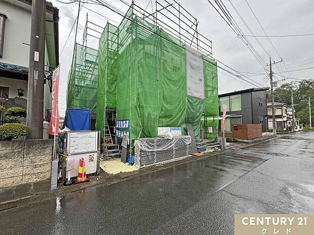 駐車場はL字に2台分確保!マイカー2台持ちのご家庭はもちろん、1台分を駐輪スペースやちょっとしたお子様の遊び場としても活用できます。