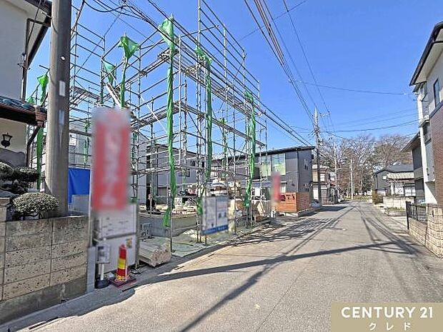 基礎工事が完了し、足場が組まれました。建物を支える大切な土台部分を、しっかりと確認いただけます。