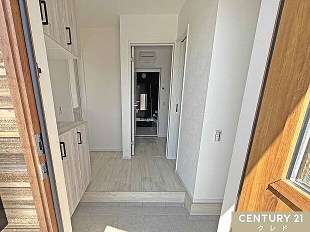 優しい色合いの明るく清潔感のある玄関。家族分の靴もスッキリ収納可能なシューズボックス付き。いつでも綺麗な空間を保てますね。