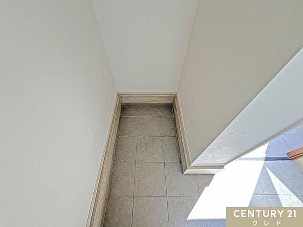 玄関には便利な土間収納。ベビーカーや三輪車、外遊びのおもちゃも、泥汚れを気にせずそのまま収納できます。