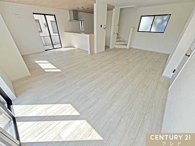 【LDK23.5帖】開放感あふれるLDK23.5帖！大人数でのホームパーティーや家族団らんのひとときをより豊かに彩ります。