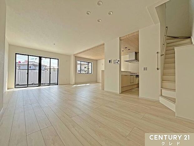 【LDK23.5帖】大きな窓から差し込む自然光が部屋全体を明るく包み込みます。ご家族の繋がりを育むリビング階段を採用。