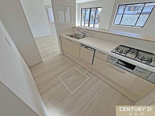 3口コンロ・食洗機・浄水器などが付いた使い勝手の良いシステムキッチン！リビングとつながる対面式で、調理中も家族と会話がしやすい設計。