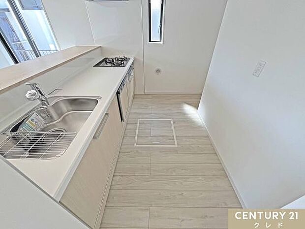 冷蔵庫やカップボードなどが配置しやすい、ゆとりあるキッチンスペース。換気がしやすい小窓付き。