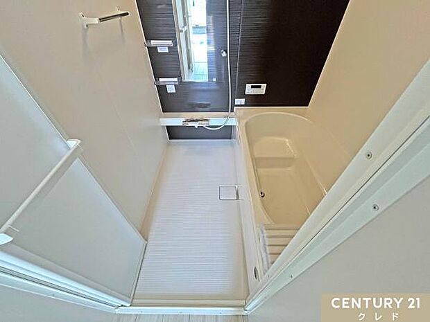 節水もできるベンチタイプの浴槽があります。楽しく半身浴やお子様との入浴ができます。足を伸ばしてゆっくり疲れを癒すこともできる広さです。