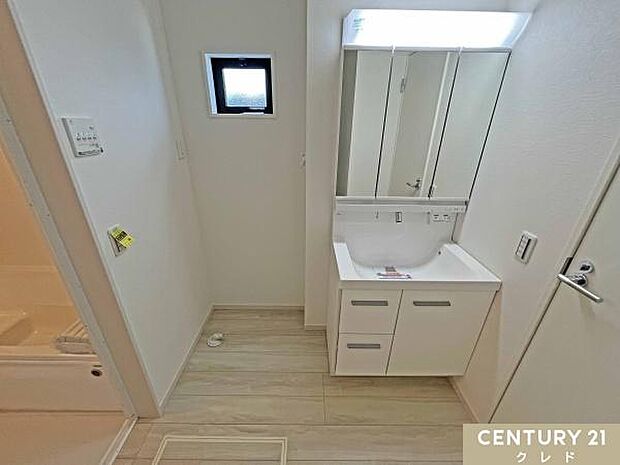 収納豊富な三面鏡化粧台！三面鏡裏や足元の引き出しなど収納スペースが充実しており、小物類もすっきり片付きます。洗面台にはすっきりとしたシンプルな見た目の壁付けタイプ。