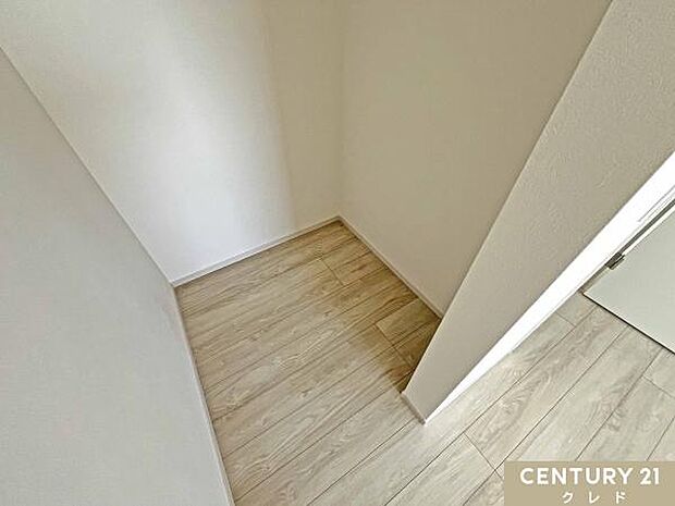 【洋室7.1帖　WIC】便利なWICはお洋服だけでなく、キャリーケースなどの様々な収納に対応します。