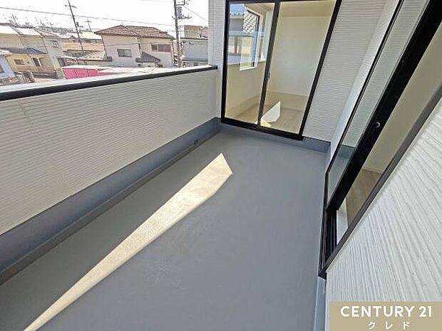 南東向きでたっぷりの光が差し込むバルコニー。屋根がかかっているインナーバルコニー仕様で、天候を気にせずお洗濯ができます。