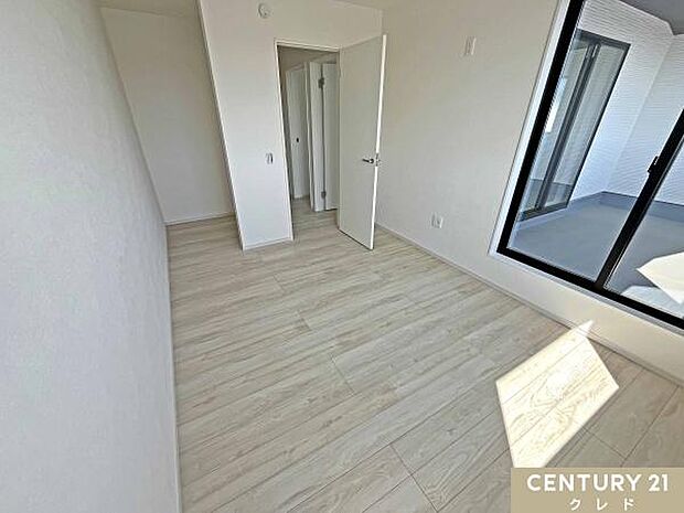 【洋室7.1帖　WIC付】お住まいの中で最も広いお部屋はご夫婦の主寝室におすすめです。全室フローリング仕様でお掃除もラクラク！