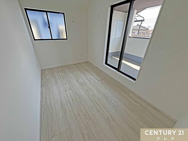 【洋室5.2帖　南東側】南東向きバルコニーに面した明るい洋室。2面採光でたっぷりの陽光が差し込み、お部屋全体を温かく包み込みます。