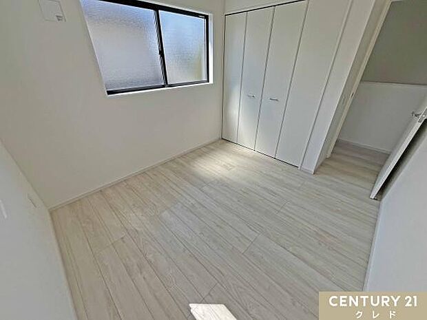 【洋室5.2帖　南西側】柔らかな光が差し込む心地よい空間。クローゼットが備わっており、衣類や小物をすっきり収納できる使い勝手の良い空間です。