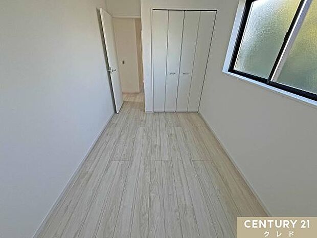 【洋室5帖】お子様が成長してもながく使えるシンプルな内装。お好みのインテリアや小物で自分らしい空間づくりが楽しめます。