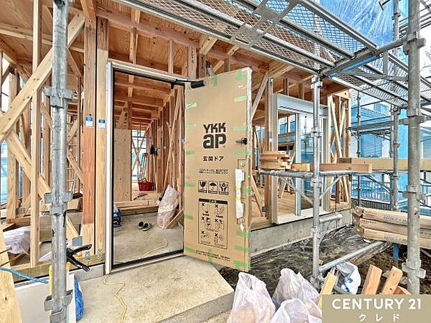 建物の骨組みとなる木材を設置し、基本的な構造を組み立てます。これにより建物の強度や耐震性を確保します。