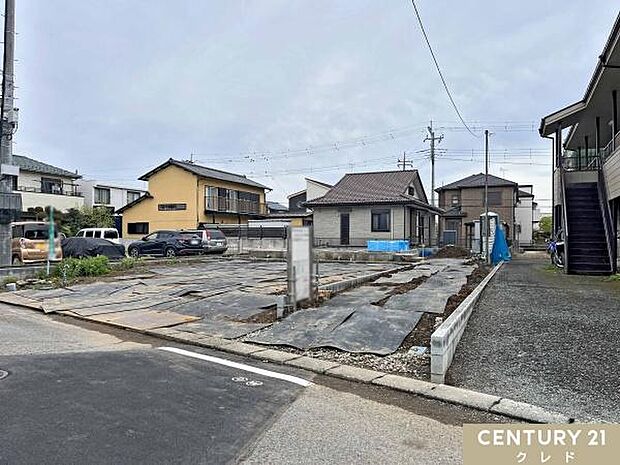 通りから奥まった旗竿地ならではの静かで落ち着いた住環境が魅力。竿部分はカースペースや、お好みの植物を飾るアプローチとしても活用できます。