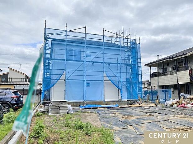 お住まいの耐久性・デザイン性を左右する外壁材が取り付けられました。風雨や紫外線に強く、長期間にわたり建物を保護します。