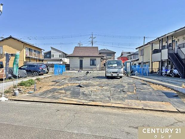 坂戸市立桜小学校まで徒歩約8分。スーパーやドラッグストアなど普段のお買い物もしやすい立地です。周辺環境も含めてご案内します。