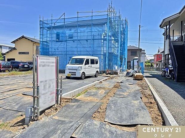 小・中学校まで徒歩10分圏内の立地に佇む子育て家族におすすめの4LDK。周辺環境も含めてご案内します。
