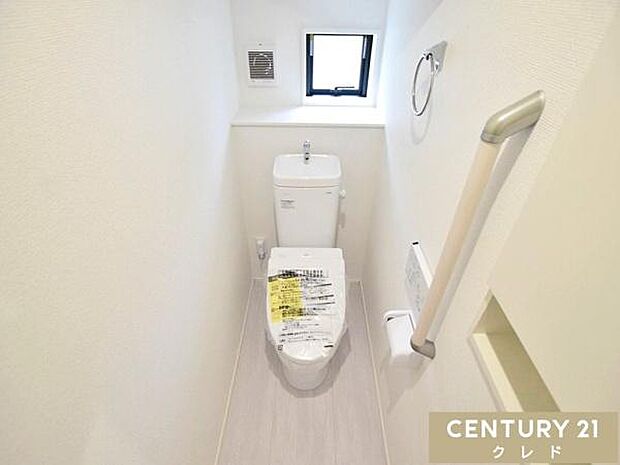 窓から自然光が入り、明るく爽やかな印象のトイレです。温水洗浄便座付きで毎日快適。お手入れもしやすく、清潔な状態を保ちやすいのも魅力です。