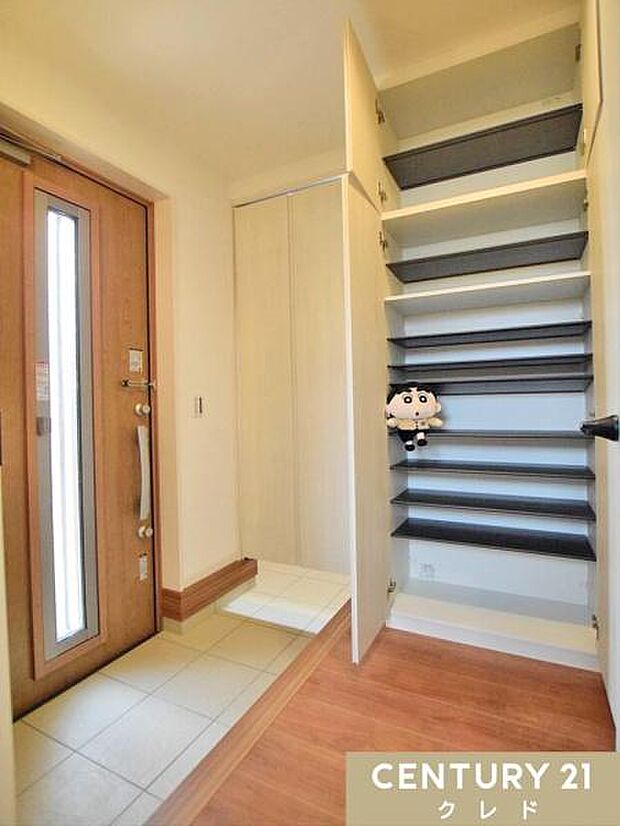 玄関には大容量のシューズボックスを完備。奥には土間続きのシューズインクロークも備えており、収納も豊富。ご家族の靴はもちろん、玄関周りのアイテムをスッキリと片付けられます。