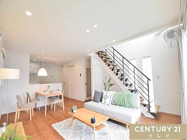 【LDK19.5帖】ご家族が自然と顔を合わせるリビング階段を採用した、19.5帖の広々LDK。対面式キッチンからはリビング全体が見渡せ、お料理中も会話が弾みます。