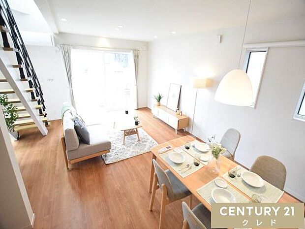 【LDK19.5帖】陽光が降り注ぐ、明るく開放的な19.5帖のLDK。大きめのソファやダイニングテーブルを置いてもゆとりたっぷり。ナチュラルな木目調の床材が、どんなインテリアにも馴染みます。