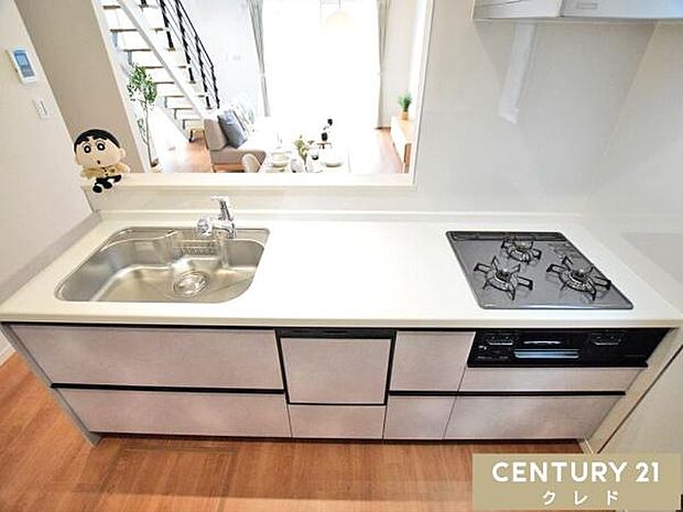 リビングで遊ぶお子さまを見守りながら調理ができる、安心の対面式キッチン。3口コンロやグリル、家事の時短に大活躍の食洗機など、家事をサポートする設備も充実しています。