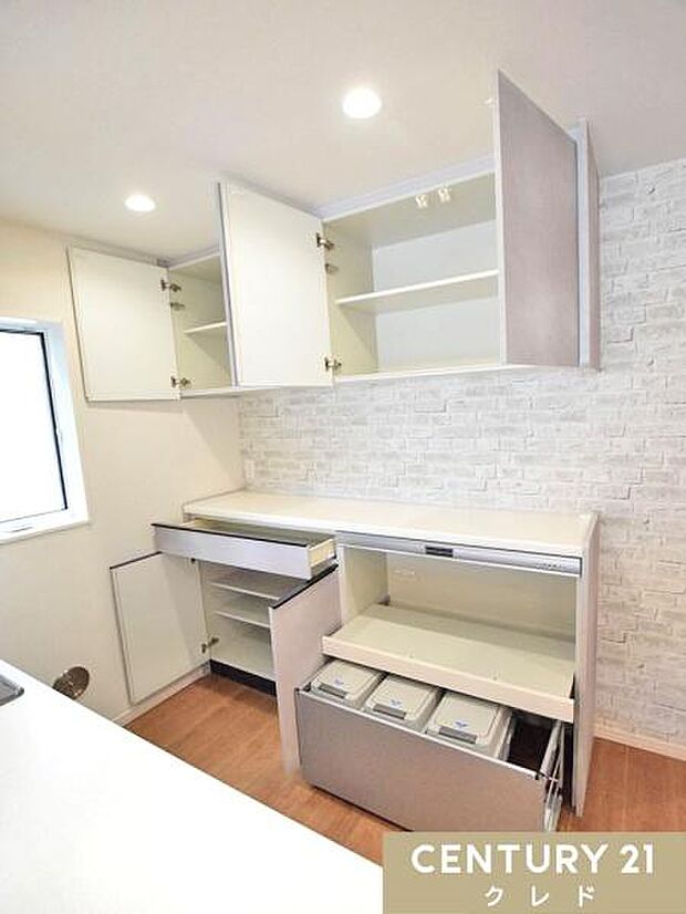 背面に便利なカップボードを備え、作業スペースを広く確保できるキッチン。使い勝手の良い動線で、お料理の時間がより楽しくなります。