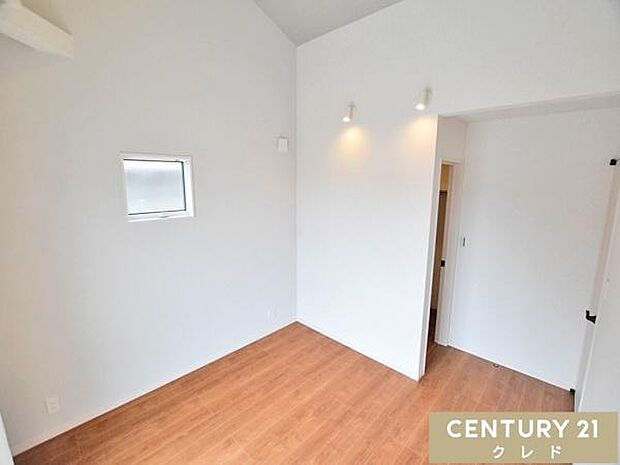 【洋室6.87帖】6.87帖の洋室は、主寝室にぴったり。高い天井が開放感を演出し、実際の帖数以上の広さを感じさせます。大容量のWIC付きで、ご夫婦の衣類や季節家電もスッキリ収納可能。