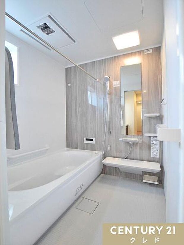 節水もできるベンチタイプの浴槽を採用したバスルームは、お子様とのお風呂の時も安心。ゆったりと半身浴を楽しんだりと、好みの入浴方法を満喫できます。