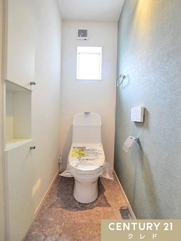 快適性と衛生面を兼ね備えたウォシュレット機能付きトイレ。壁収納を備えており、ペーパー類や小物もスッキリ収納できます。