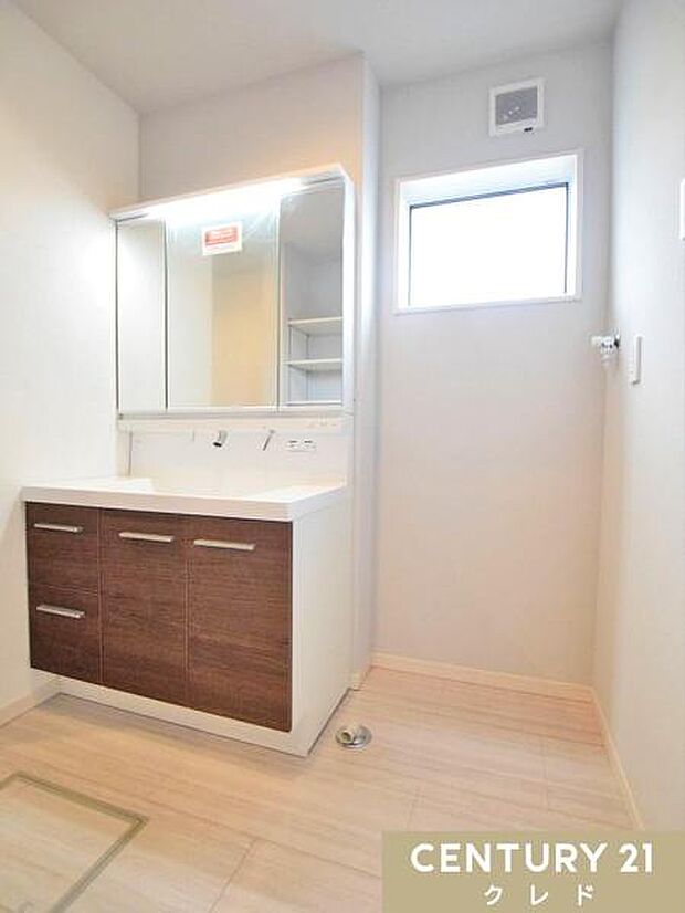 収納豊富な三面鏡化粧台。三面鏡裏や足元の引き出しなど収納スペースが充実しており、小物類もすっきり片付きます。