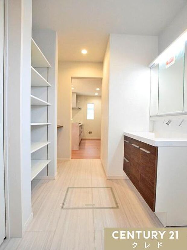 壁面には高さ調節可能な大容量のオープン棚を備え、タオルや日用品をたっぷり収納できます。キッチンへ直接抜けられる便利な家事動線で、毎日の家事効率もグッと上がります。